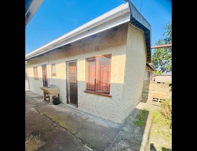 5 BEDROOM HOUSE FOR SALE IN UMLAZI BB
